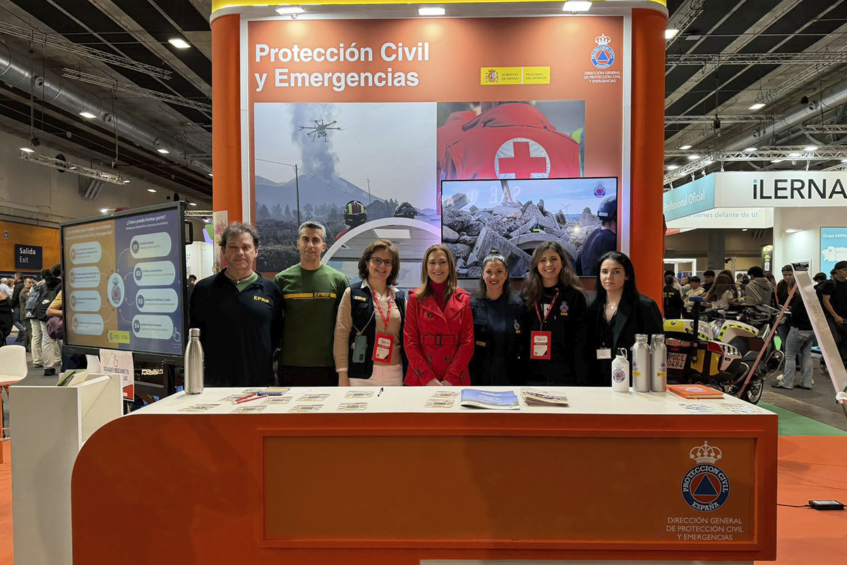 Virginia Barcones en el estand de la Dirección General de Protección Civil y Emergencias.
